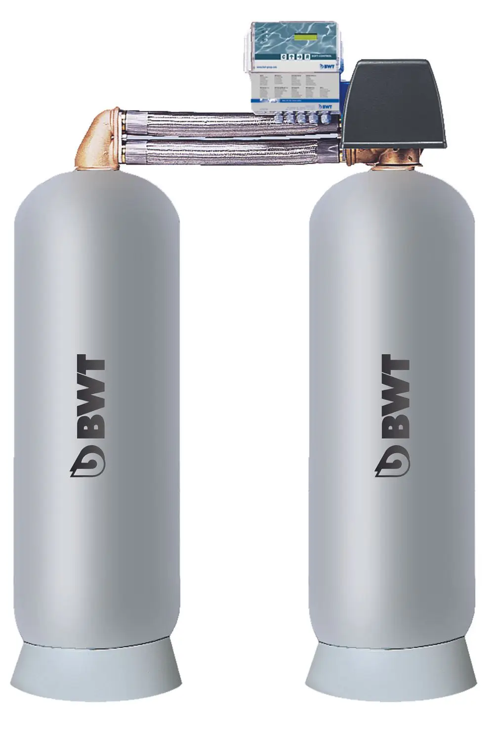 Zwei graue Zylinder mit der Aufschrift "BWT", verbunden durch Rohre und einem Steuergerät, zur Enthärtung von Trinkwasser in einem Anwendungsbereich.